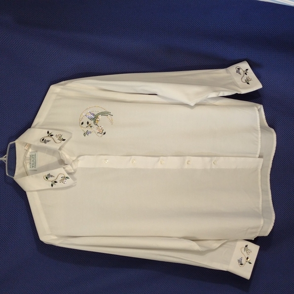 National Wildlife Federation Tops - White button-down shirt with hummingbird L